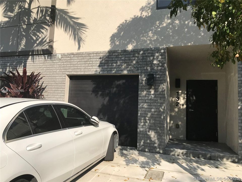 Vendido Recientemente: $685,000 (3 camas, 3 baños, 2606 Pies cuadrados)