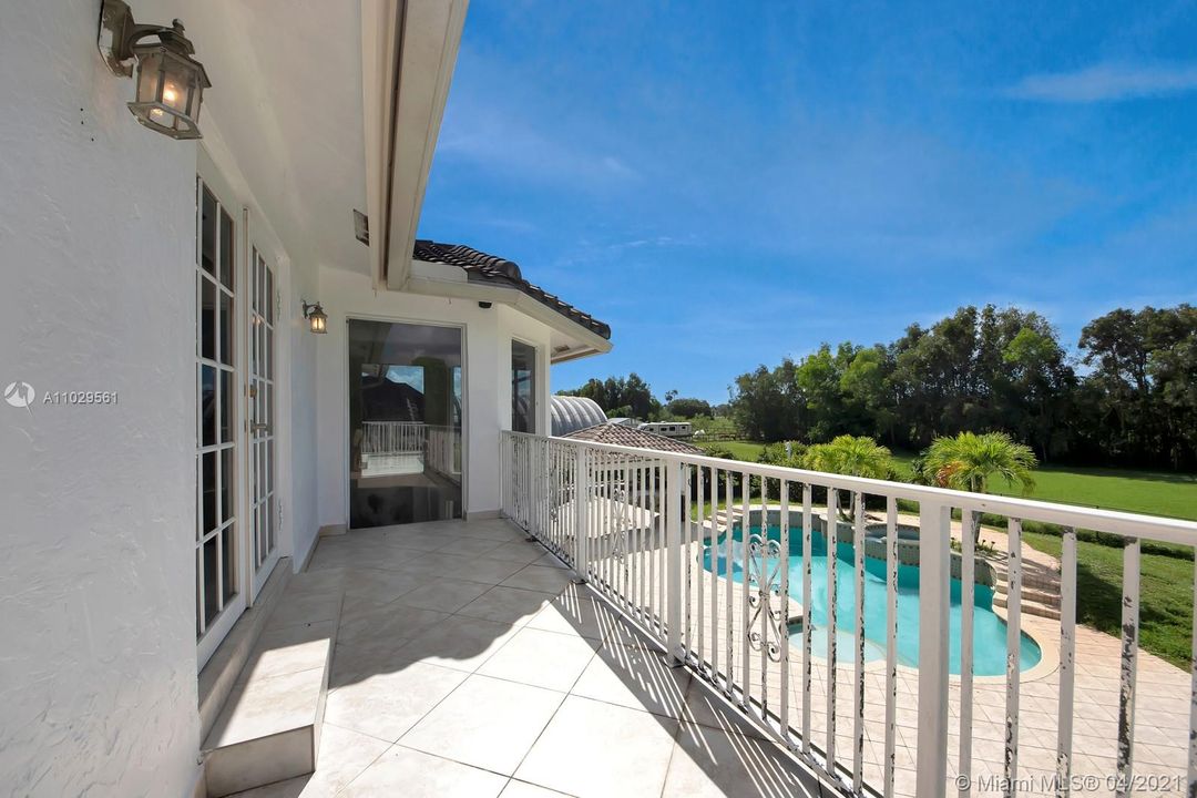 Recently Sold: $1,500,000 (5 beds, 5 baths, 3014 Square Feet)