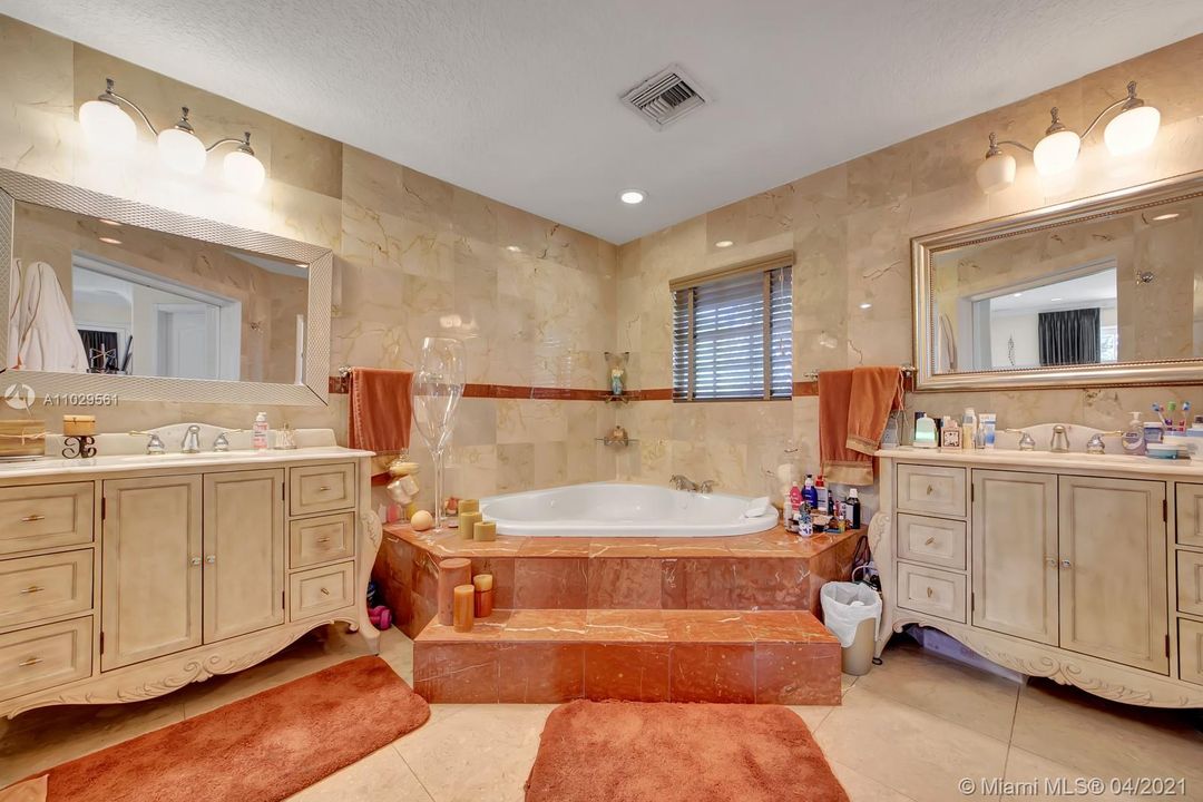 Недавно продано: $1,500,000 (5 спален, 5 ванн, 3014 Квадратных фут)