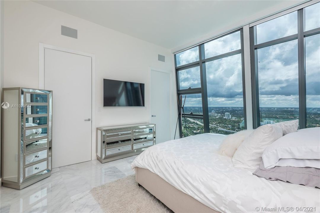 Recently Sold: $2,400,000 (3 beds, 3 baths, 1951 Square Feet)
