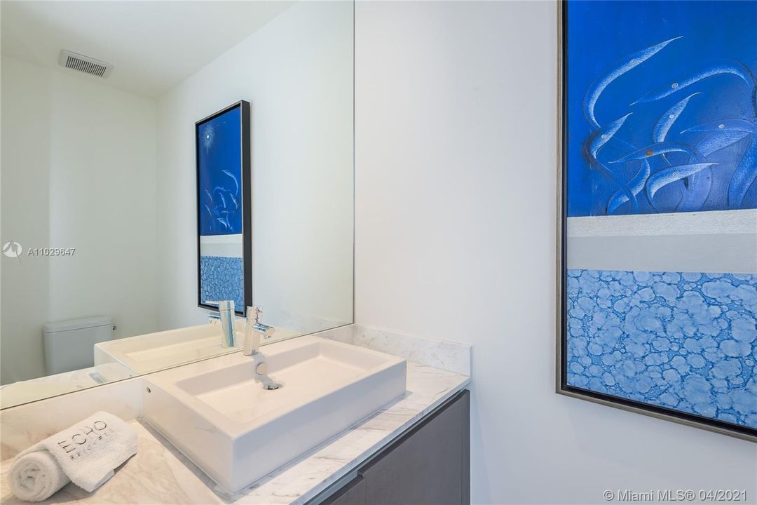 最近售出: $2,400,000 (3 贝兹, 3 浴室, 1951 平方英尺)