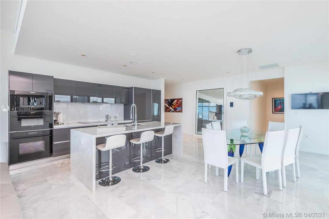 Recently Sold: $2,400,000 (3 beds, 3 baths, 1951 Square Feet)