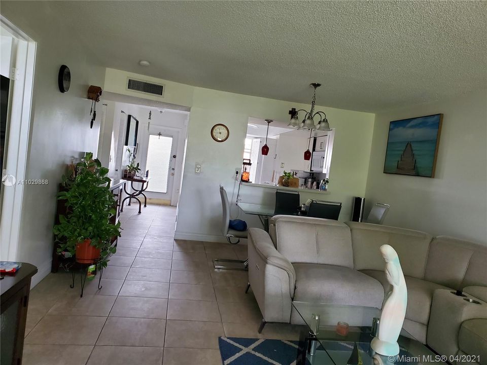 Recently Rented: $1,350 (2 beds, 2 baths, 1000 Square Feet)
