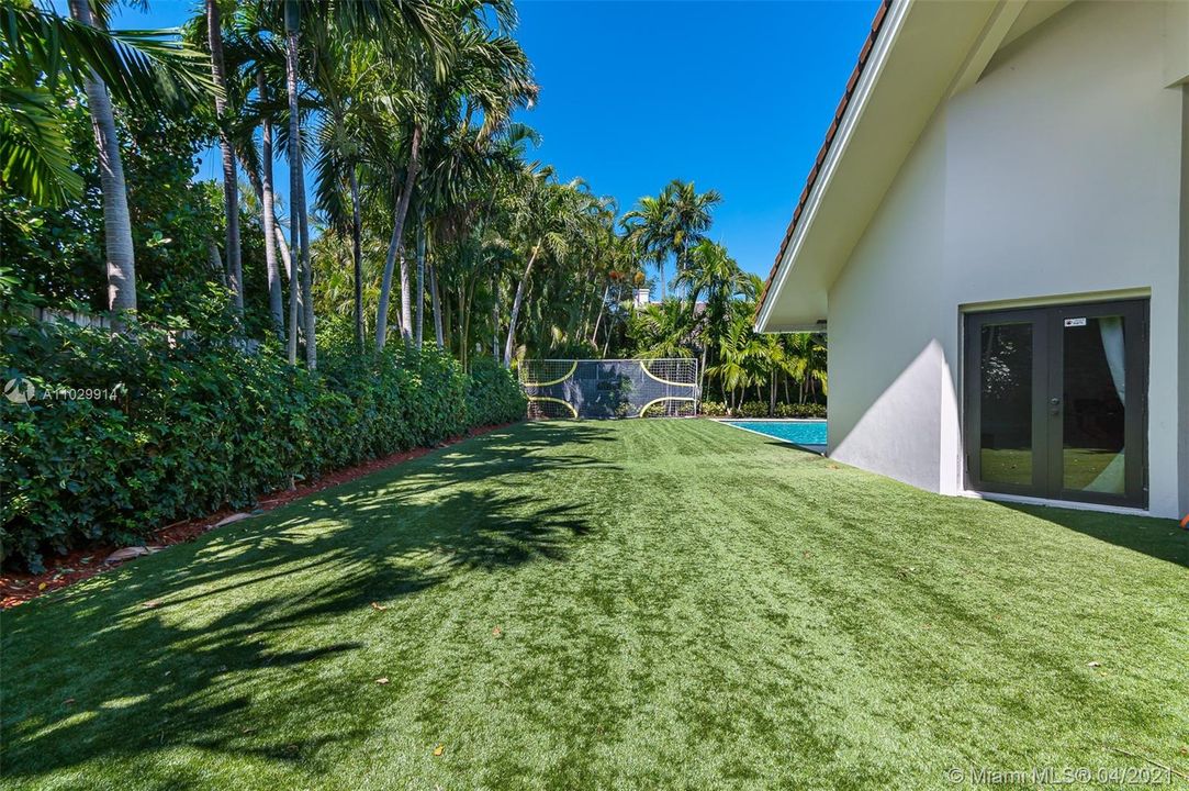 Recently Sold: $2,995,000 (5 beds, 5 baths, 4633 Square Feet)