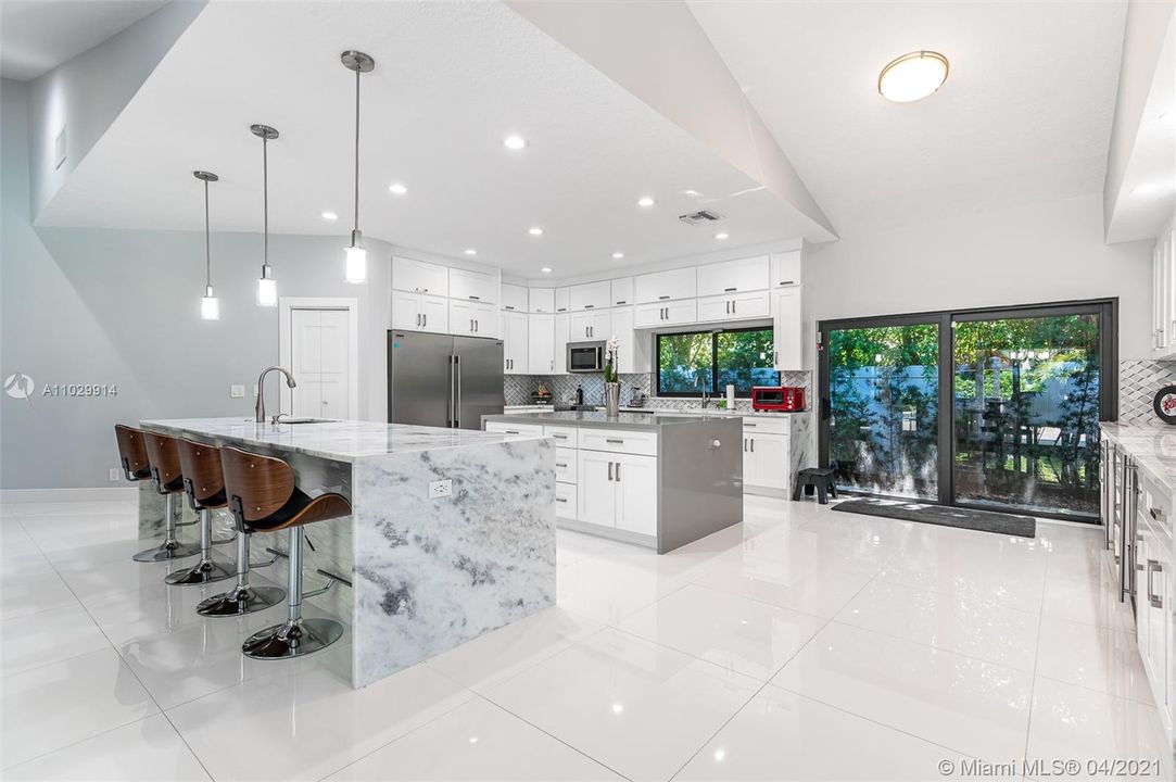 Recently Sold: $2,995,000 (5 beds, 5 baths, 4633 Square Feet)