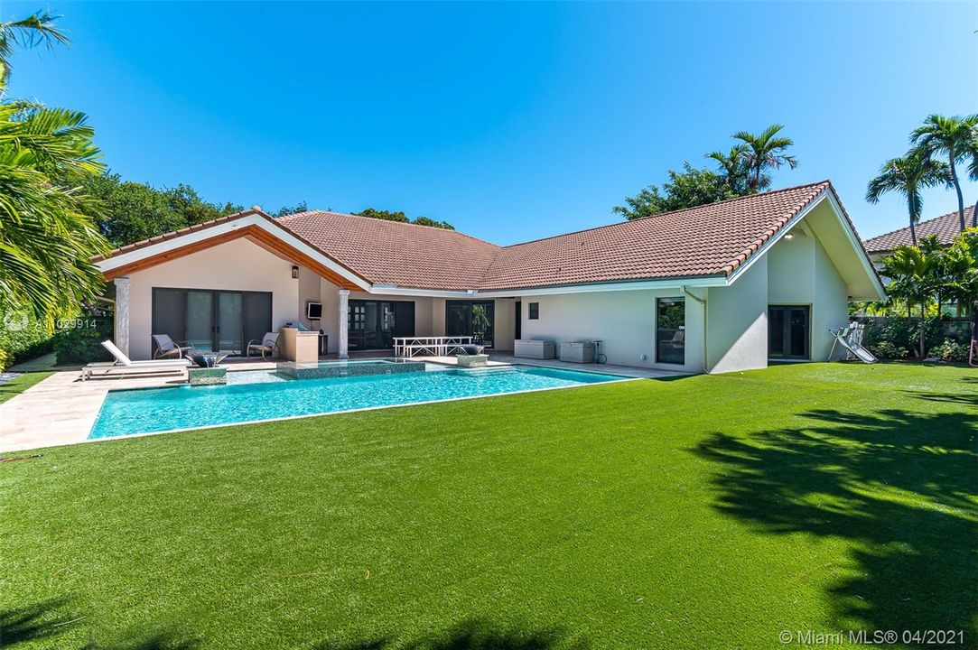 Vendido Recientemente: $2,995,000 (5 camas, 5 baños, 4633 Pies cuadrados)