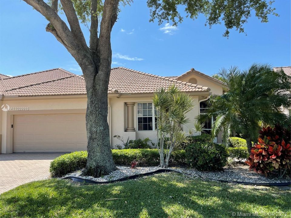 最近售出: $140,000 (3 贝兹, 2 浴室, 2095 平方英尺)