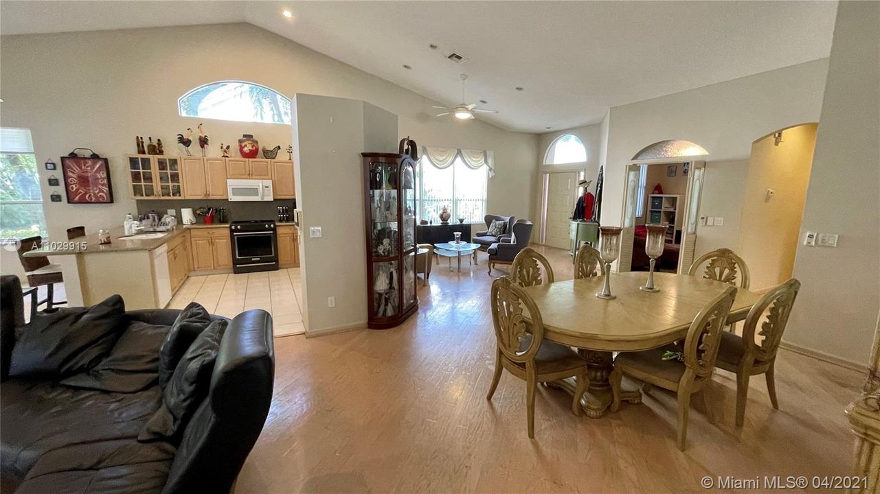 最近售出: $140,000 (3 贝兹, 2 浴室, 2095 平方英尺)