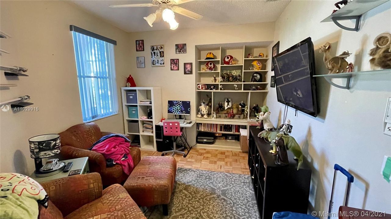 最近售出: $140,000 (3 贝兹, 2 浴室, 2095 平方英尺)