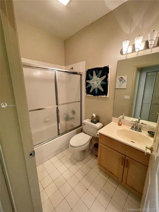 最近售出: $140,000 (3 贝兹, 2 浴室, 2095 平方英尺)