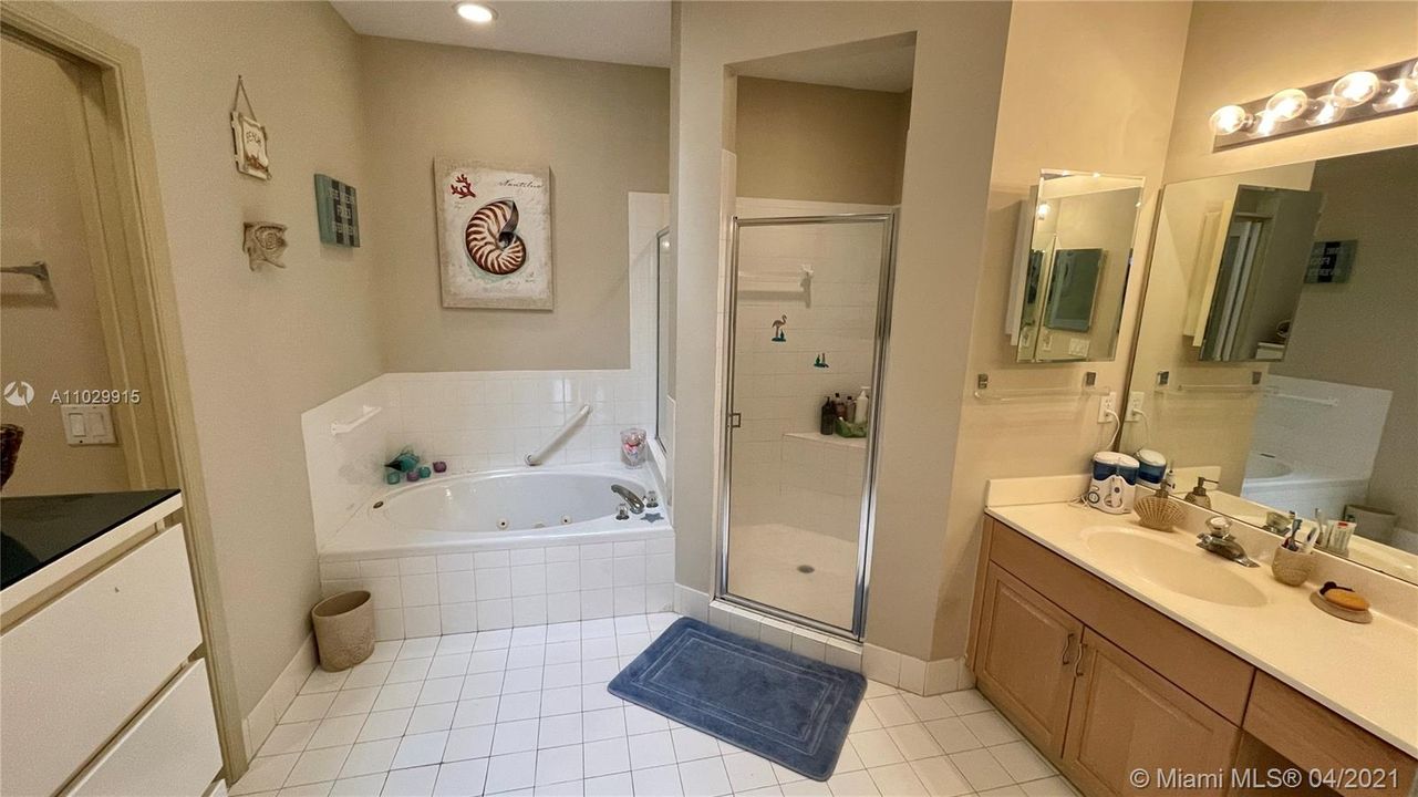 最近售出: $140,000 (3 贝兹, 2 浴室, 2095 平方英尺)