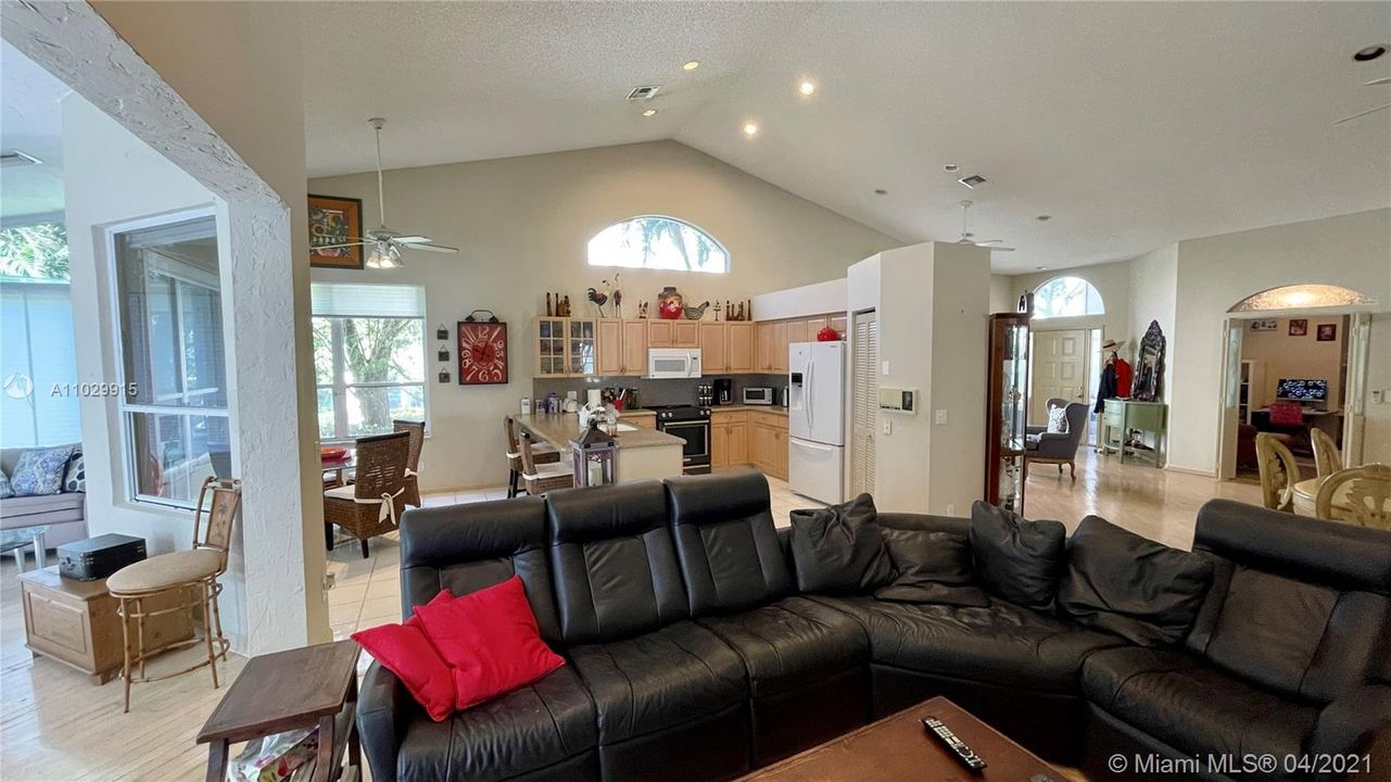 最近售出: $140,000 (3 贝兹, 2 浴室, 2095 平方英尺)