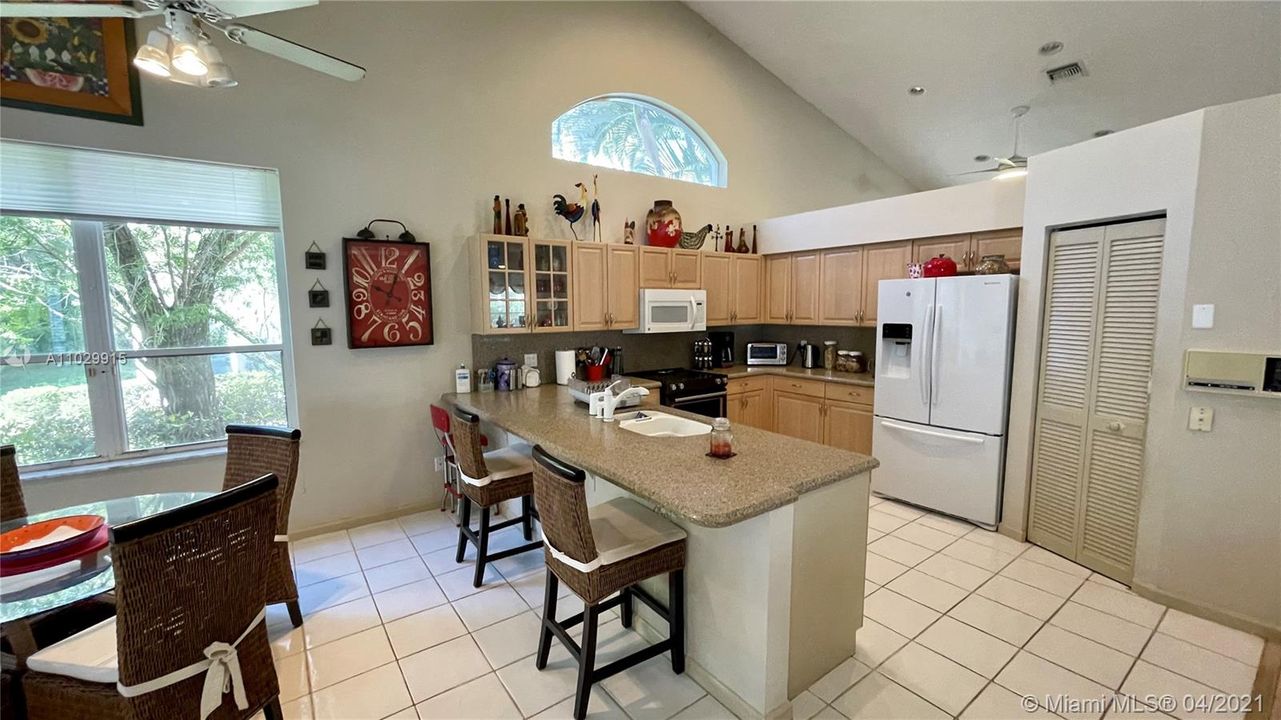 最近售出: $140,000 (3 贝兹, 2 浴室, 2095 平方英尺)