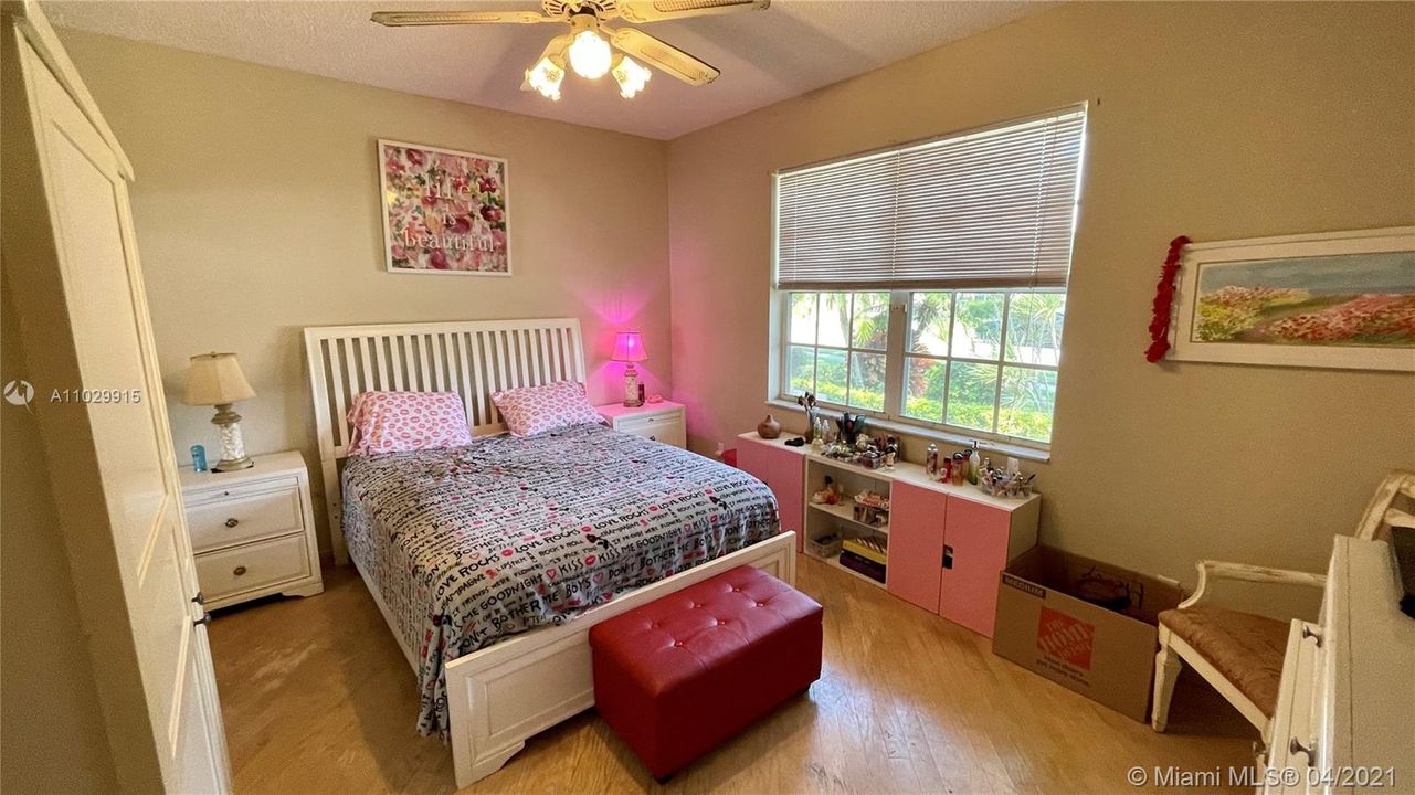 最近售出: $140,000 (3 贝兹, 2 浴室, 2095 平方英尺)