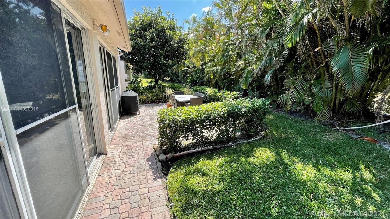 最近售出: $140,000 (3 贝兹, 2 浴室, 2095 平方英尺)