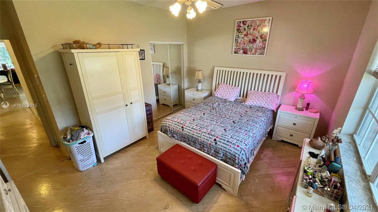 最近售出: $140,000 (3 贝兹, 2 浴室, 2095 平方英尺)