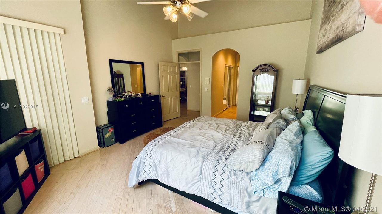 最近售出: $140,000 (3 贝兹, 2 浴室, 2095 平方英尺)