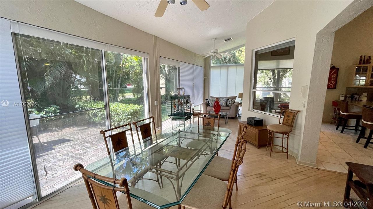 最近售出: $140,000 (3 贝兹, 2 浴室, 2095 平方英尺)