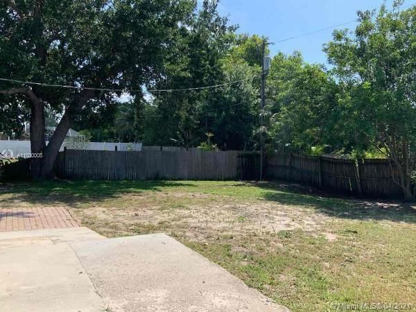 Recently Rented: $1,995 (3 beds, 2 baths, 1875 Square Feet)