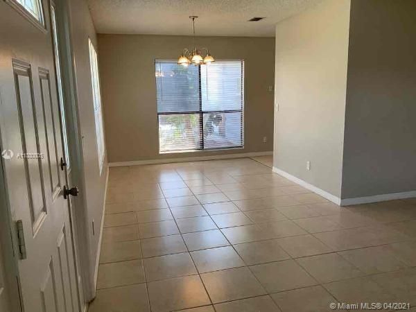 Recently Rented: $1,995 (3 beds, 2 baths, 1875 Square Feet)