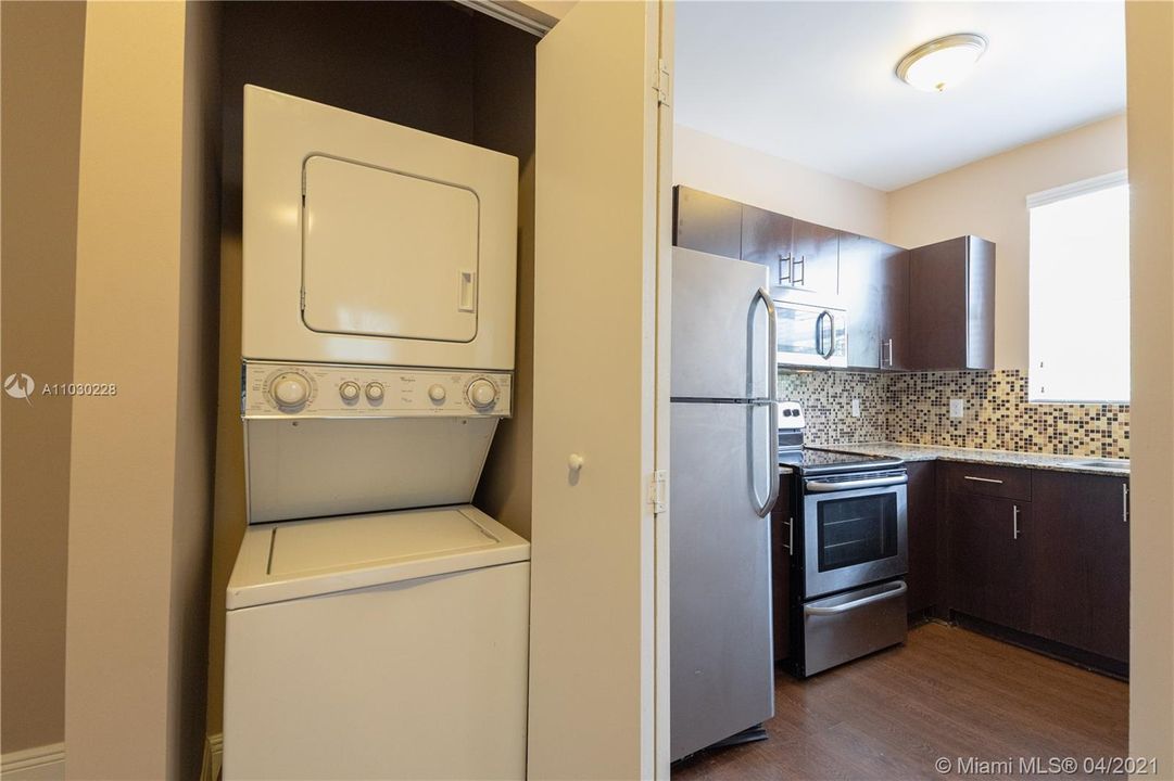 Recently Rented: $1,350 (2 beds, 1 baths, 800 Square Feet)