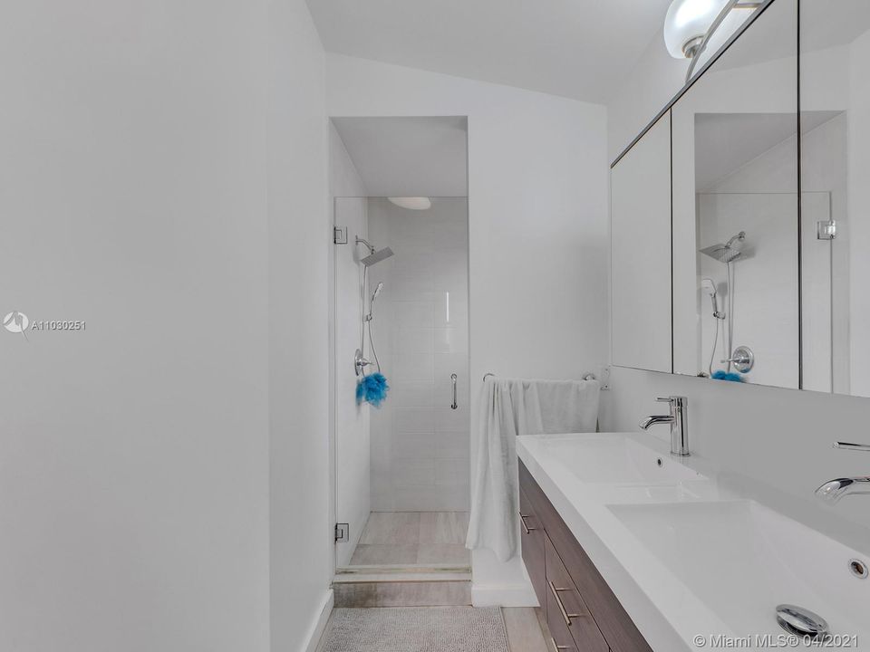 最近租的: $7,000 (5 贝兹, 2 浴室, 2015 平方英尺)