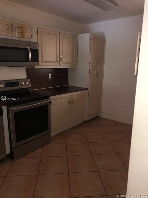 Recently Rented: $2,200 (2 beds, 2 baths, 1600 Square Feet)