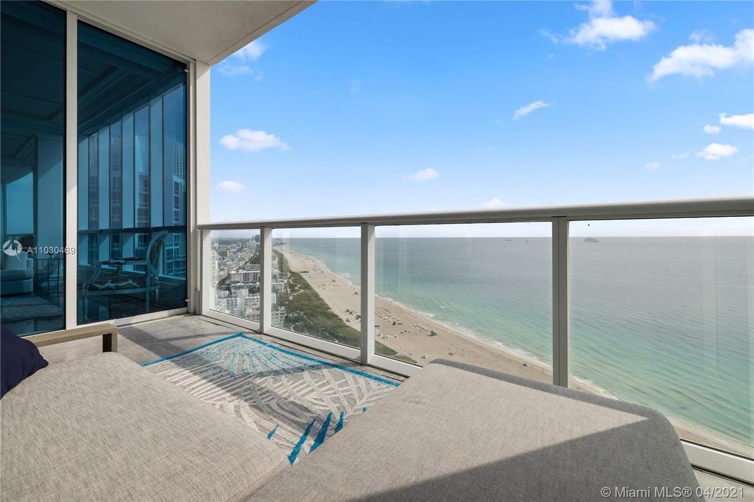 Recently Sold: $4,495,000 (2 beds, 2 baths, 1870 Square Feet)