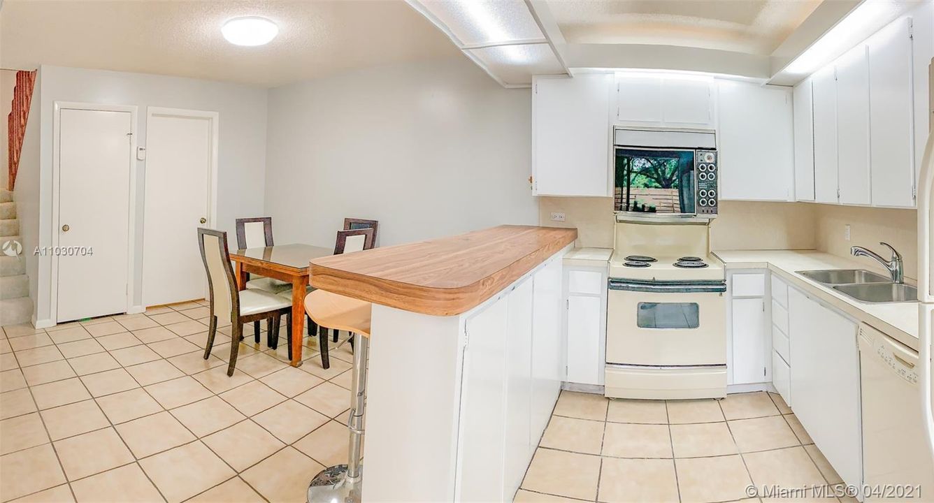 Kitchen / dining area with eat on bar