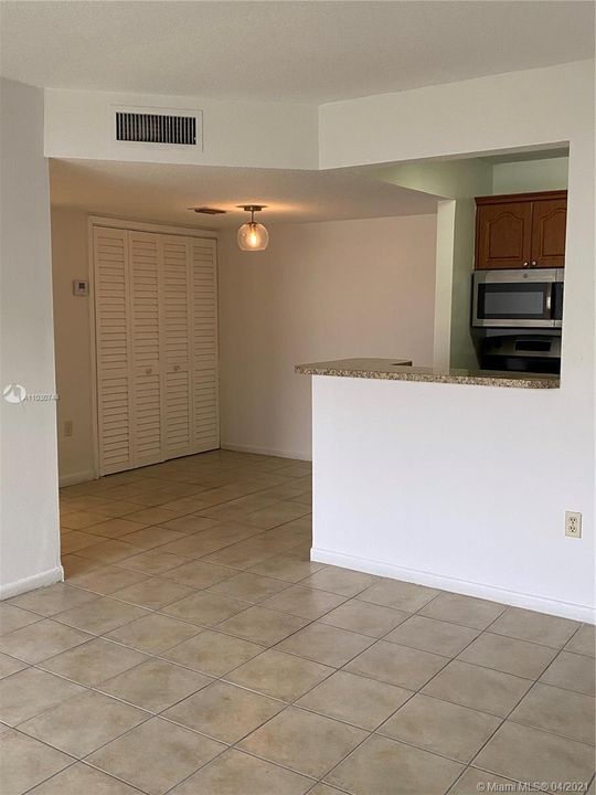 Recently Rented: $1,375 (1 beds, 1 baths, 679 Square Feet)