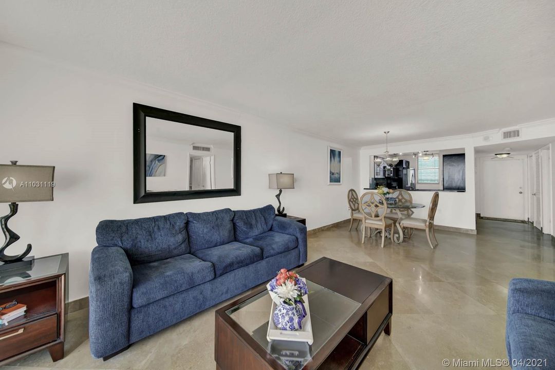 Recently Sold: $359,000 (1 beds, 2 baths, 899 Square Feet)