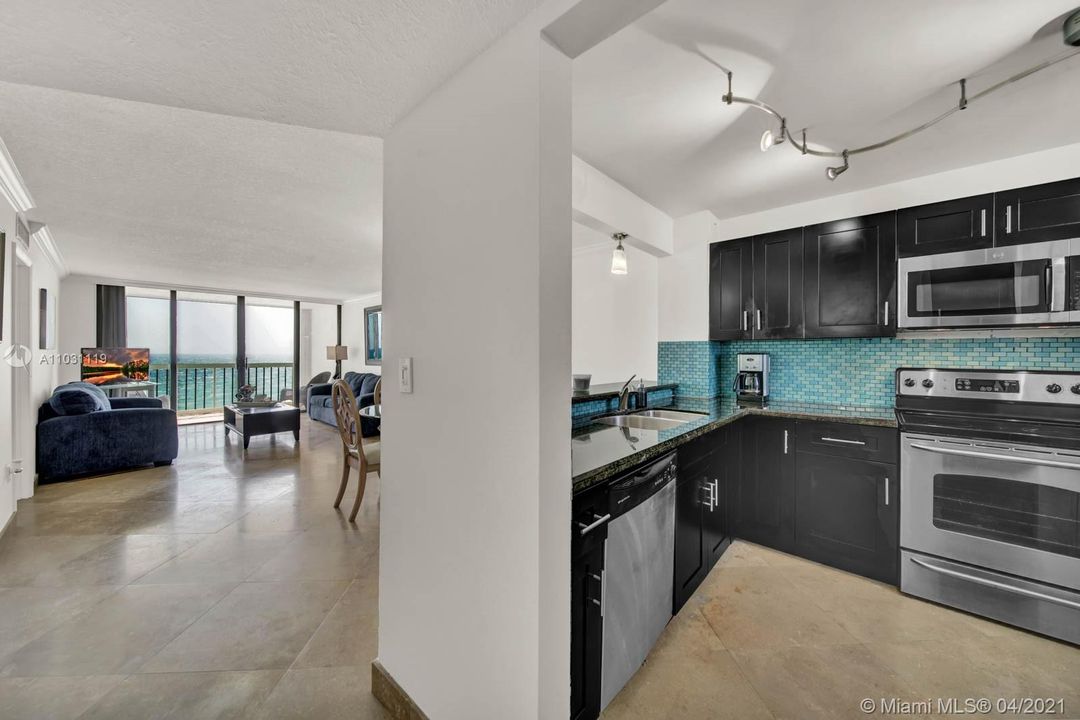 Recently Sold: $359,000 (1 beds, 2 baths, 899 Square Feet)