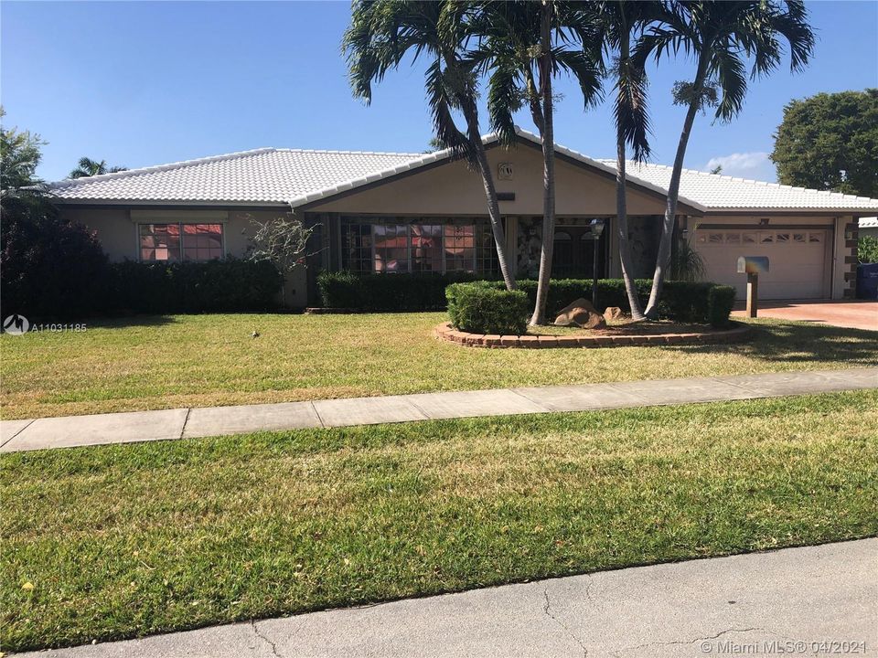 Recently Sold: $799,000 (4 beds, 2 baths, 3277 Square Feet)