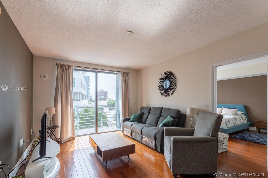 Recently Sold: $750,000 (2 beds, 2 baths, 1010 Square Feet)