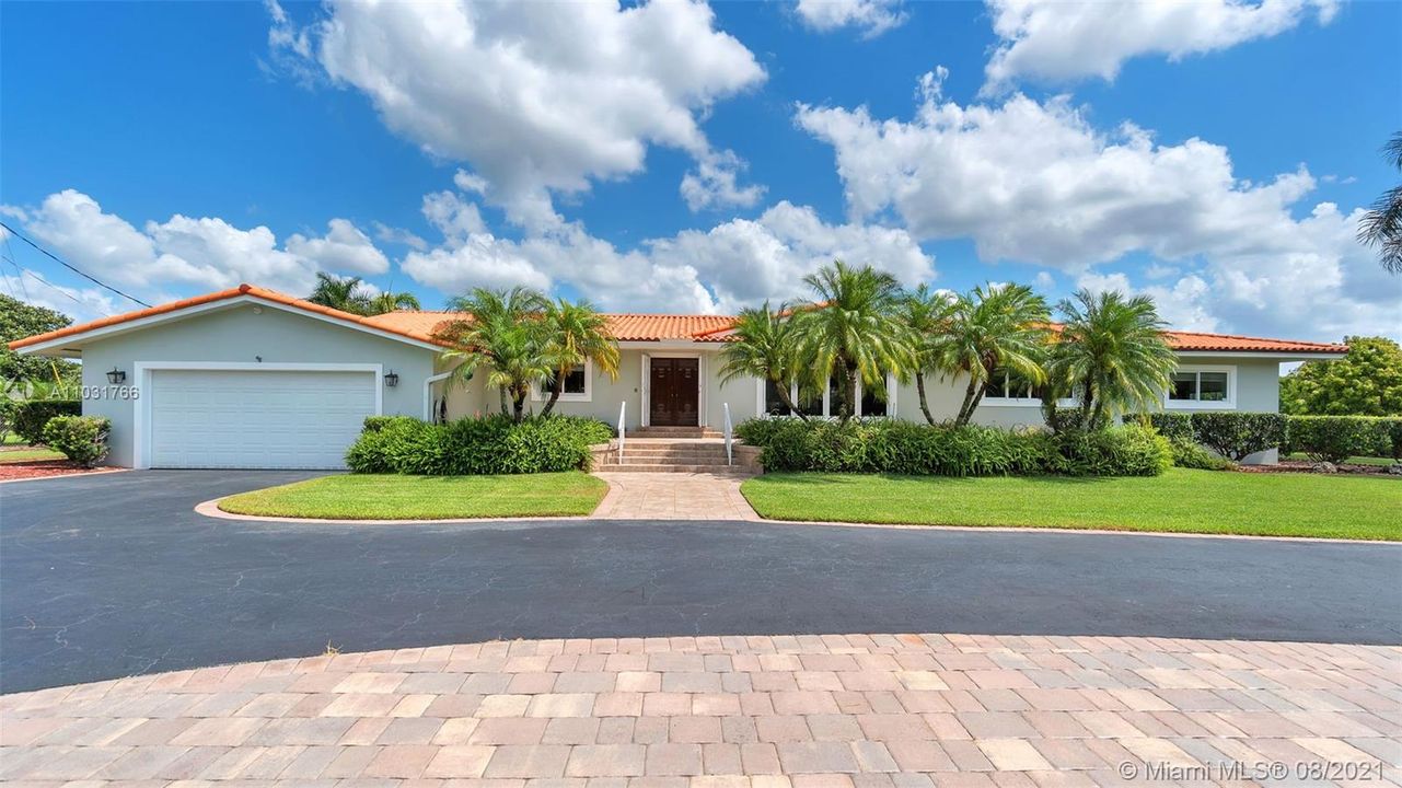 Recently Sold: $925,000 (4 beds, 3 baths, 2935 Square Feet)