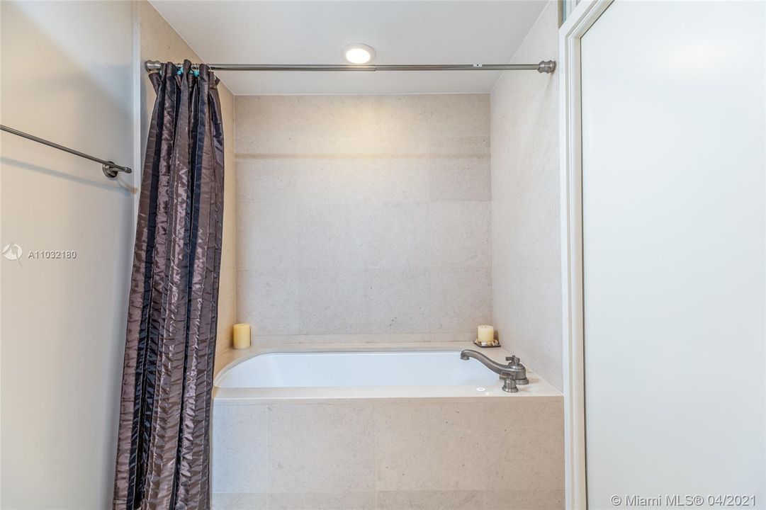 最近租的: $13,000 (2 贝兹, 3 浴室, 2050 平方英尺)