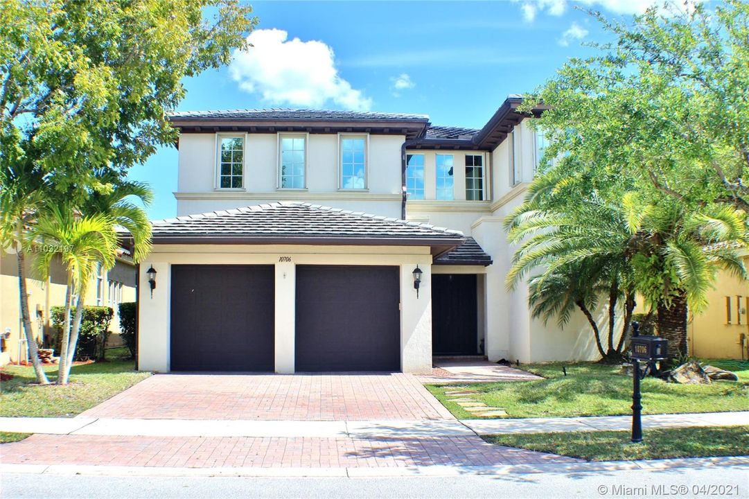 Recently Sold: $720,000 (5 beds, 3 baths, 3192 Square Feet)