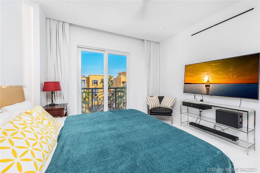 Recently Sold: $1,900,000 (3 beds, 3 baths, 1485 Square Feet)