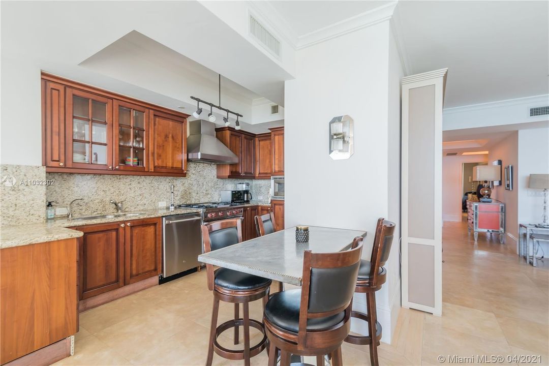 Recently Sold: $2,175,000 (3 beds, 3 baths, 2214 Square Feet)