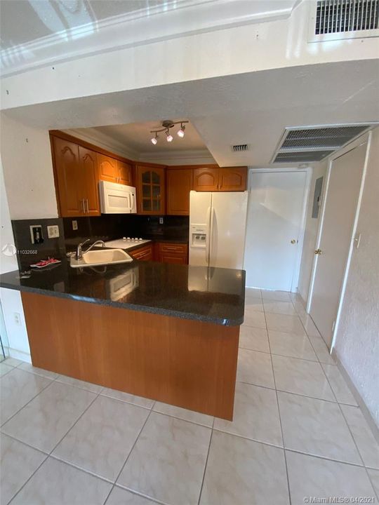 Recently Rented: $1,200 (1 beds, 1 baths, 528 Square Feet)