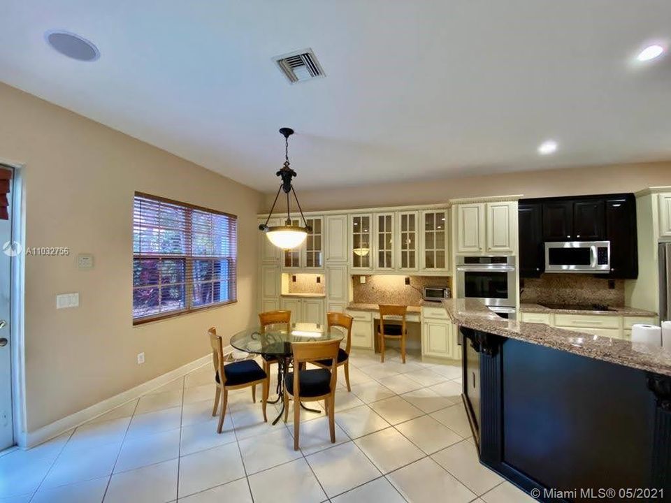 Gourmet Kitchen with Breakfast area, Work station, Double ovens and more