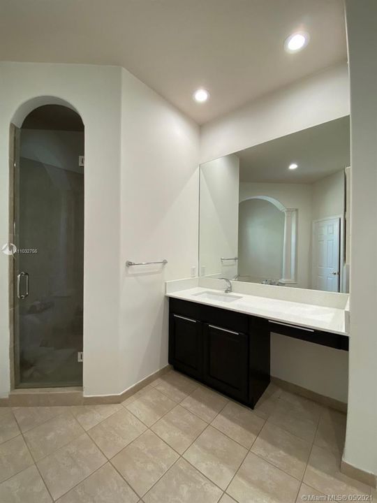 Master Bathroom - Dual Vanities Quartz Top