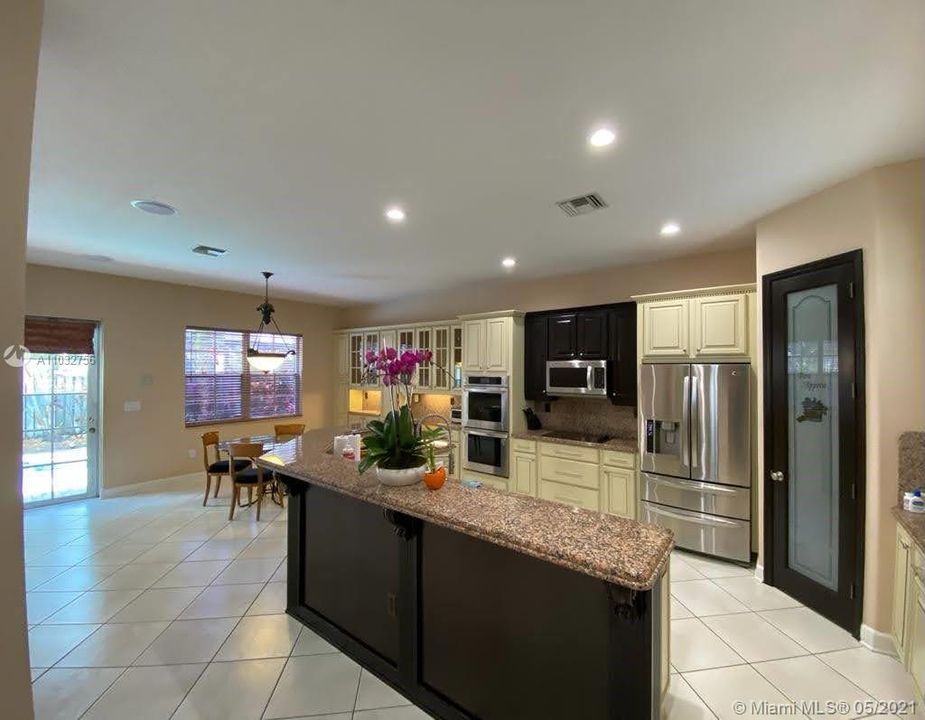 Gourmet Kitchen with Granite Counters & Backsplash, Extra Cabinets, SS Appliances & Pantry