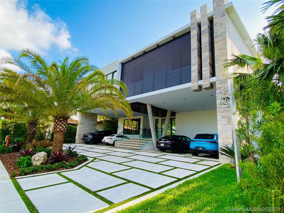 Recently Sold: $6,750,000 (6 beds, 5 baths, 5978 Square Feet)