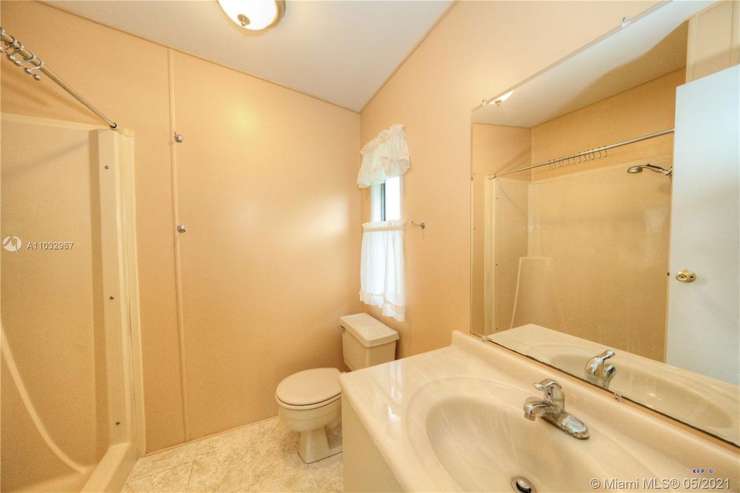 7335 SE Independence Ave_Hobe Sound Fl_master bathroom