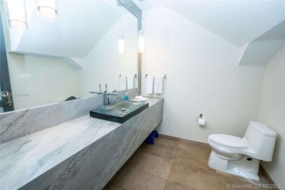 最近售出: $3,195,000 (6 贝兹, 6 浴室, 7938 平方英尺)