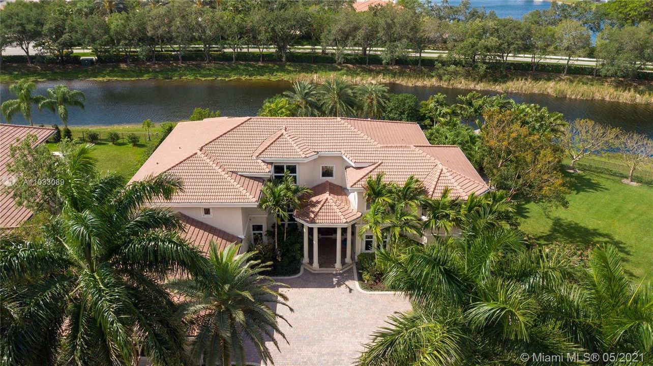 Recently Sold: $3,195,000 (6 beds, 6 baths, 7938 Square Feet)