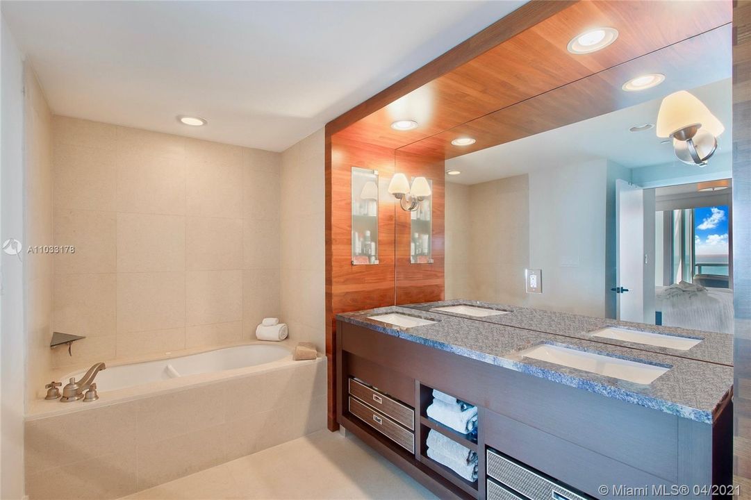 Недавно продано: $1,275,000 (2 спален, 2 ванн, 1084 Квадратных фут)