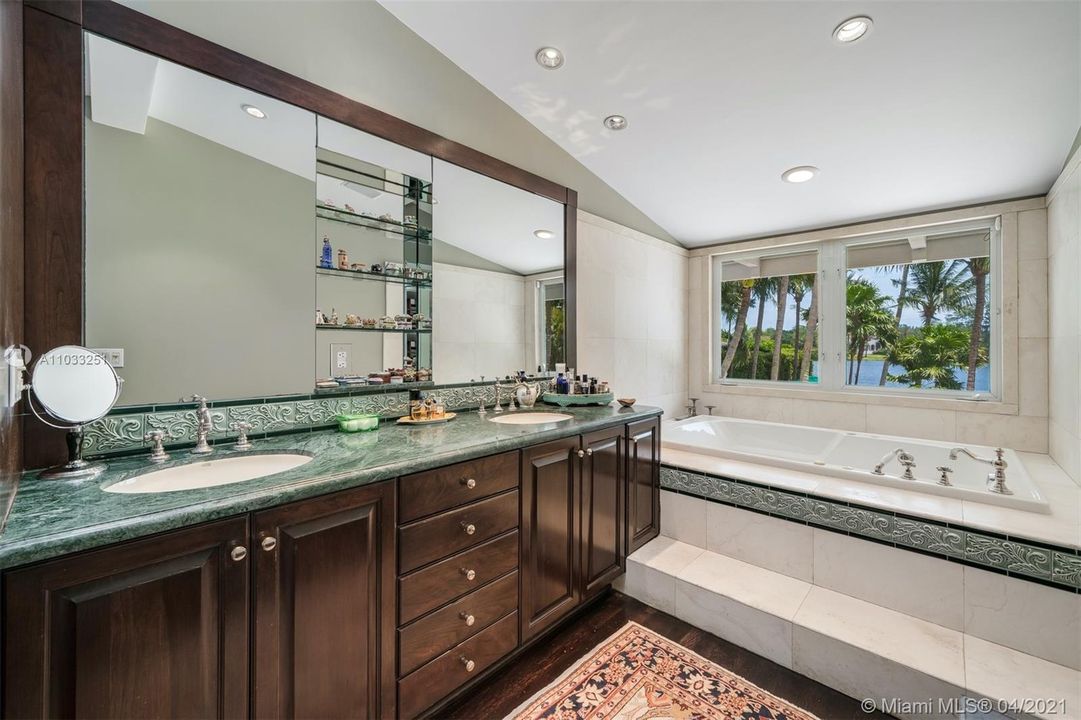 Recently Sold: $5,595,000 (4 beds, 2 baths, 5257 Square Feet)
