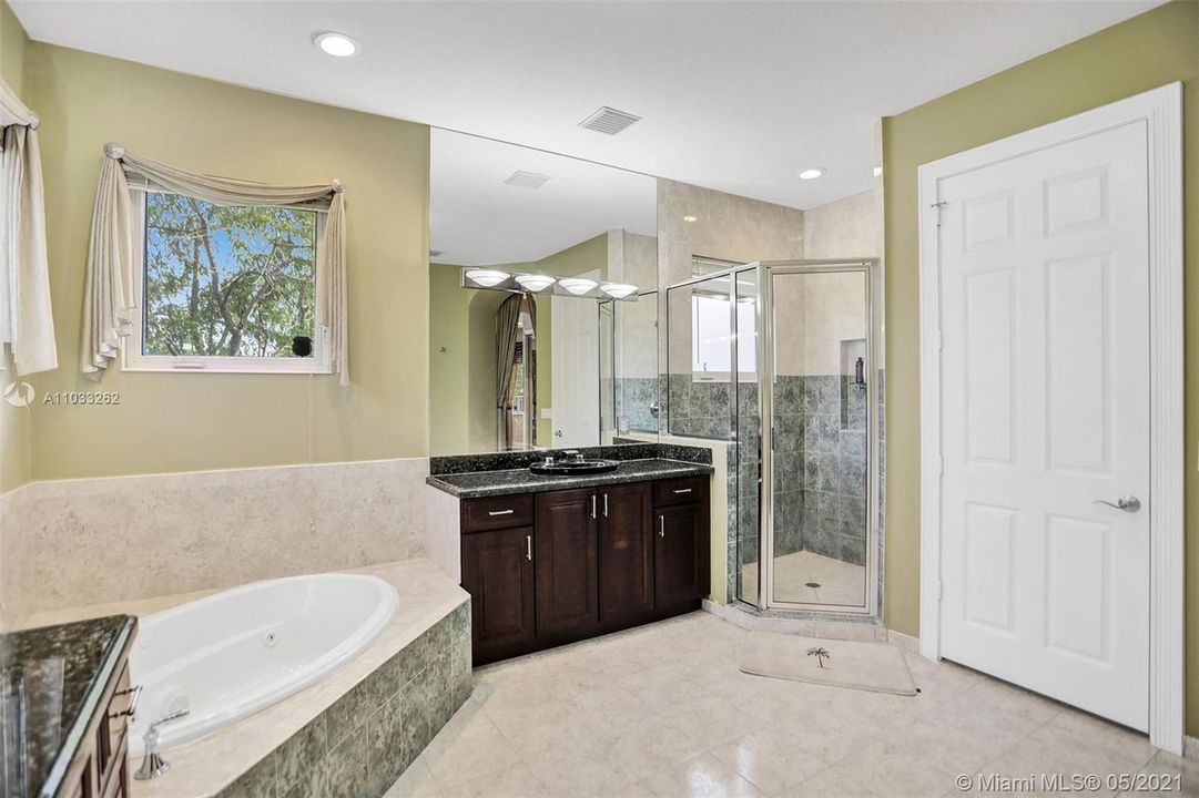 Недавно продано: $1,100,000 (5 спален, 4 ванн, 4256 Квадратных фут)